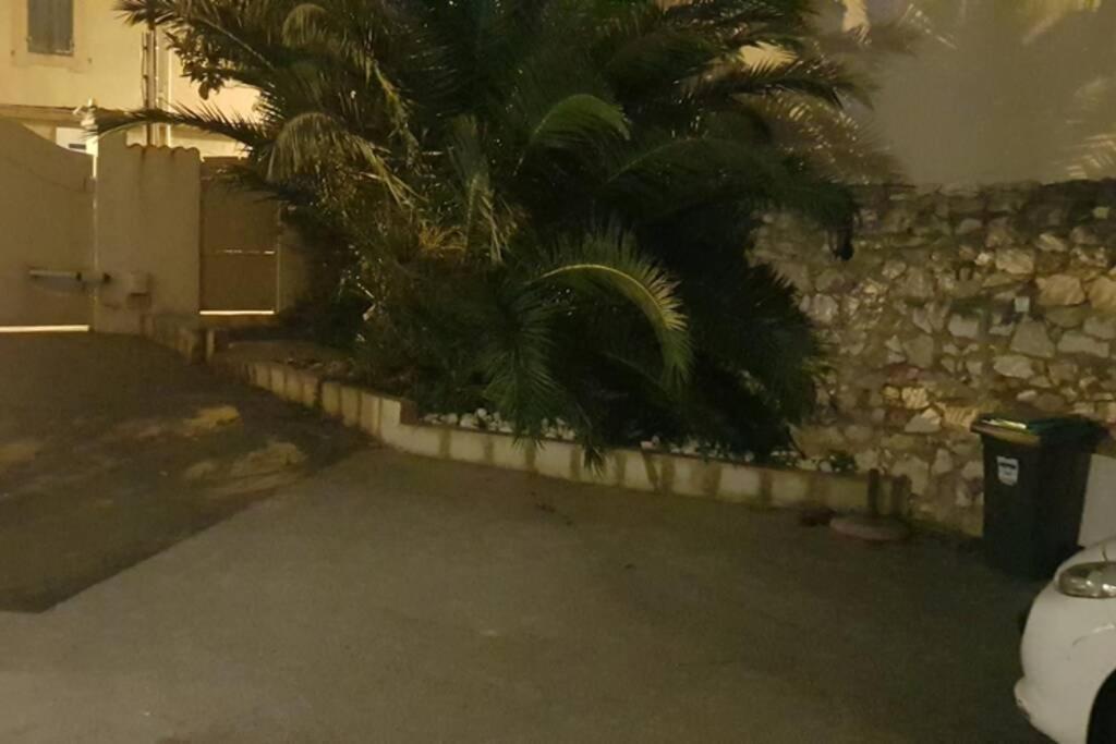 Gite Du Stade Le Studio Cour Parking Et Piscine Partagee Marsella Exterior foto